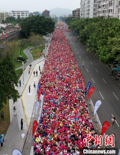 海内外一万四千名跑步爱好者齐聚肇庆，尽赏春