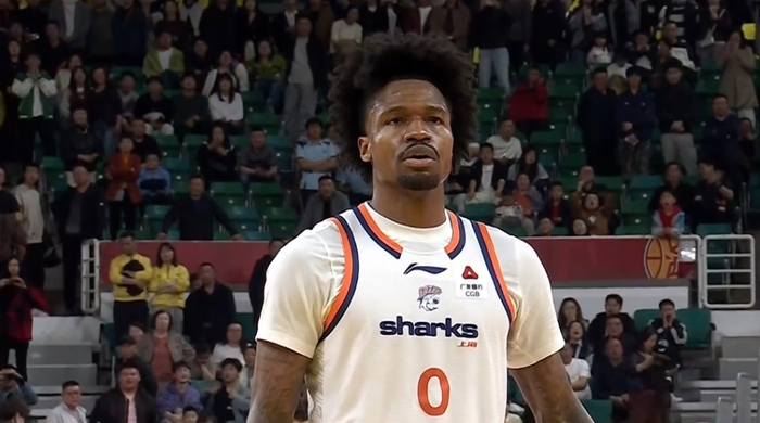 上海男篮13连胜延续 古德温砍31分力助球队险胜山