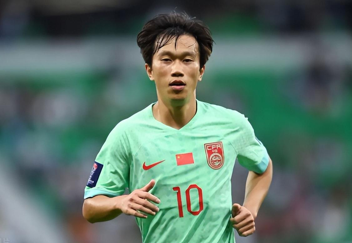 申花球员转会引热议 球队调整迎新挑战