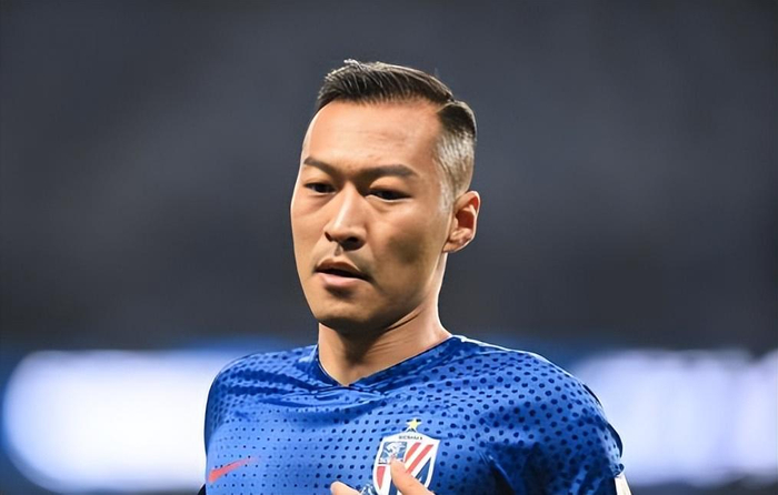 申花球员转会引热议 球队调整迎新挑战